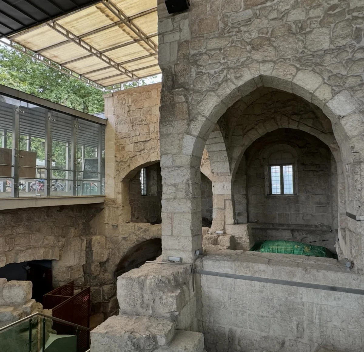 Danyal Peygamberin Makamı İç Mekanı - Tarihi ve Modern Buluşma! Tarihi yapının iç mekanında taş duvarlar ve modern cam bölümler bir araya geliyor.