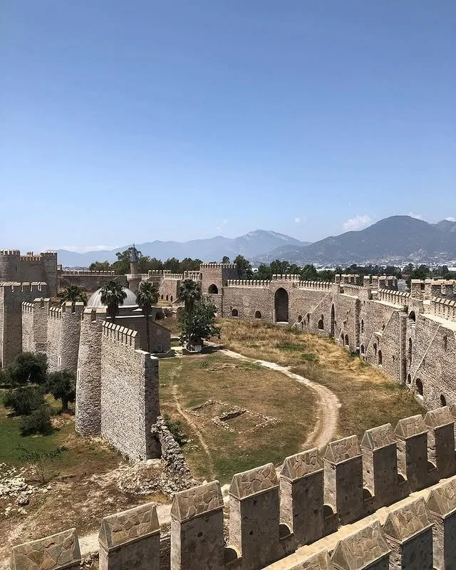 Büyüleyici Görünüm - Mamure Kalesi'nin Panoramik Taş Duvarları Yüksek taş duvarlarıyla çevrili Mamure Kalesi'nin panoramik görünümü.