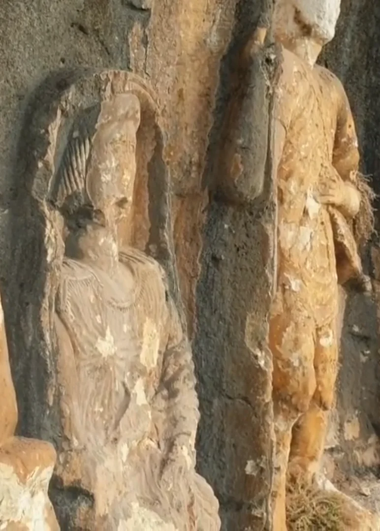 Antik Heykellerin Gizemi - Doğal Kayaya Oyulmuş Figürler Doğal kayaya oyulmuş antik heykeller; bir figür ayakta, diğeri oturur vaziyette.