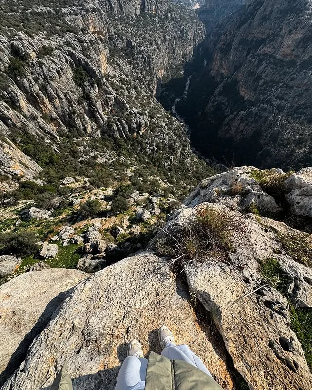 Kanyonun Büyüleyici Güzelliği - Adamkayalar'ın Doğal Zenginlikleri Dik kayalıklar arasında yeşil bitkilerle kaplı kanyon ve akan su