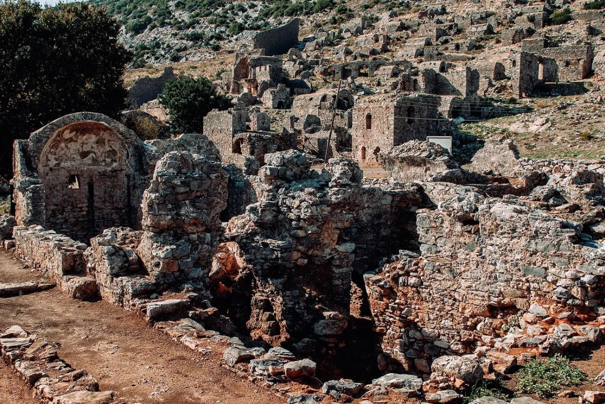Büyüleyici Kalıntılar - Eski taş yapılar ve doğal manzara Eski taş yapılar ve doğal manzara ile antik yerleşim kalıntıları