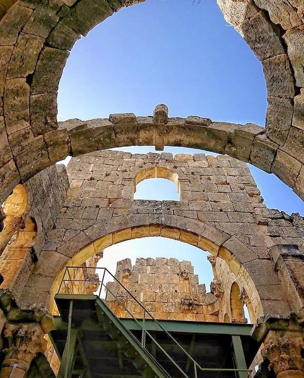 Tarihin İzleri! Alahan Manastırı'nın Antik Yapısı ve Mavi Gök Alahan Manastırı'nın antik yapısı, kemerler ve mavi gökyüzü ile görünmekte.