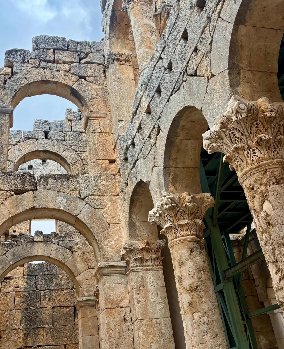 Antik Dönem Zenginlikleri - Alahan Manastırı'nın İhtişamlı Kemerleri! Antik Alahan Manastırı'nın yüksek kemerleri ve işlenmiş kolonları