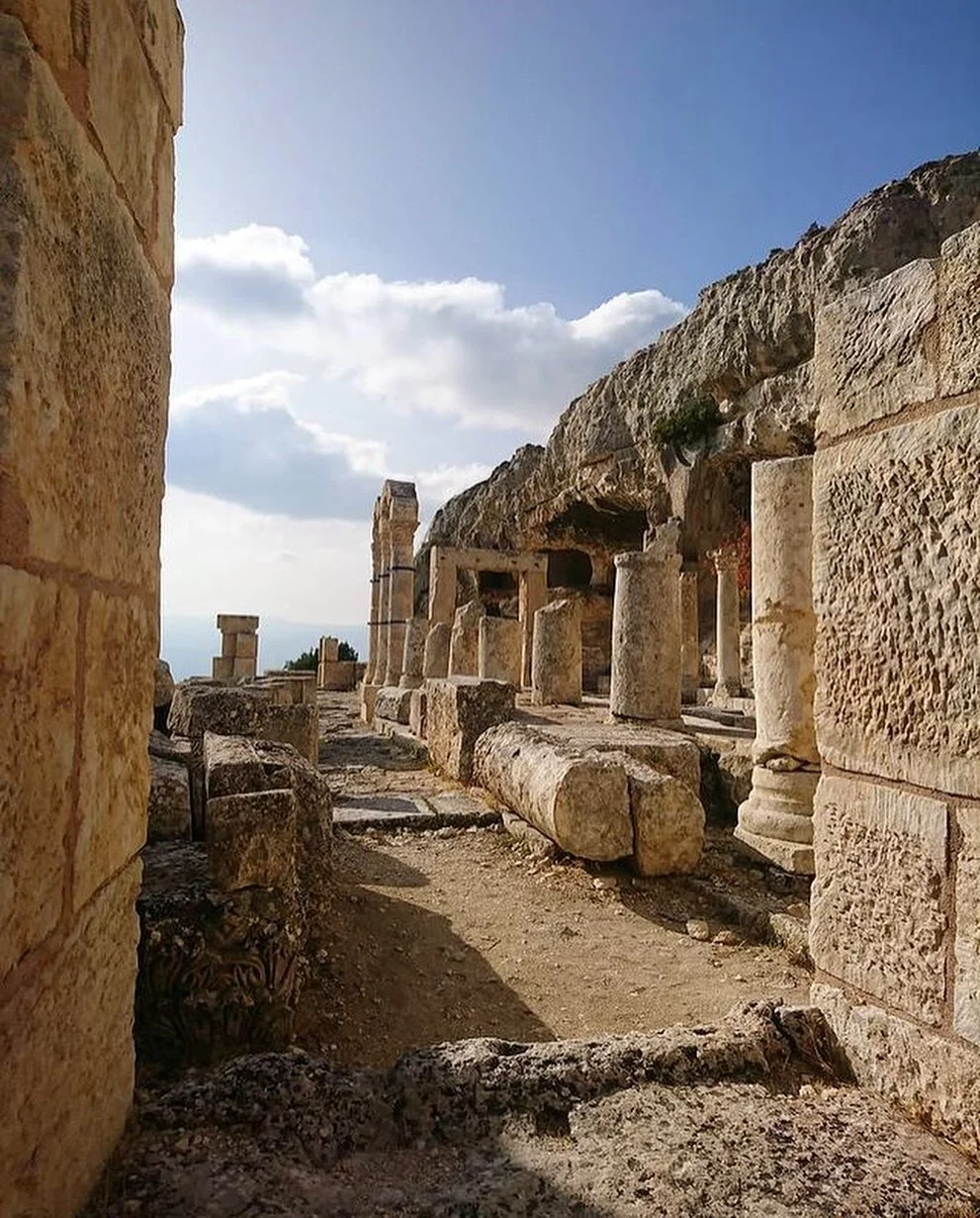 Antik Kalıntılar - Yüksek Sütunlar ve Taş Döşemelerin İhtişamı! Antik Alahan Manastırı kalıntıları, yüksek sütunlar ve taş döşemelerle çevrili