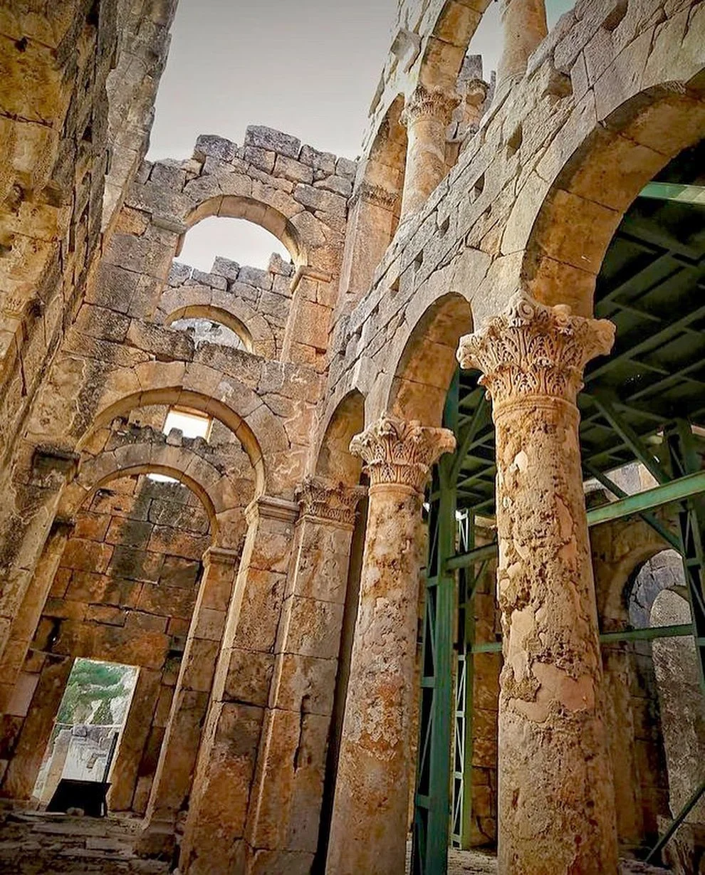 Alahan Manastırı'nın Tarihi Kalıntıları - Yüksek arches ve sütunlar Eski Alahan Manastırı kalıntıları, yüksek arches ve detaylı sütunlarla dikkat çekiyor.