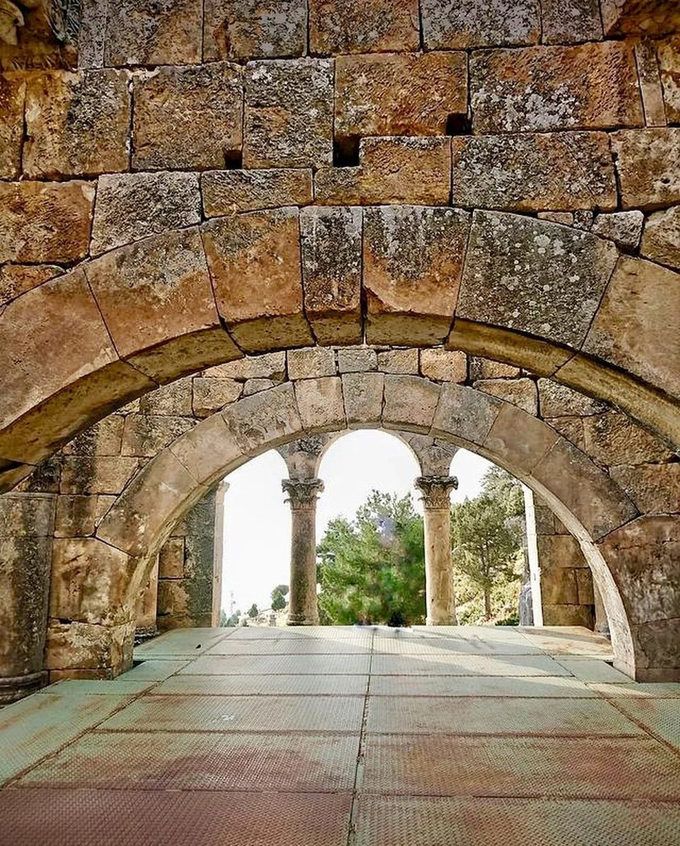Doğal Arka Planla Alahan Manastırı - Büyük Kemer ve Destekleyici Sütunlar Alahan Manastırı'nın büyük kemeri ve onu destekleyen sütunlar, doğal bir arka planla birlikte.