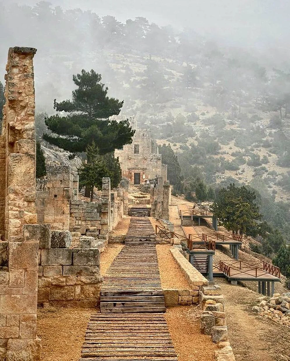 Alahan Manastırı'nın Tarihi Kalıntıları - Sisli havada taş yapılar ve yürüyüş yolları Sisli havada Alahan Manastırı'na ait taş yapılar ve yürüyüş yolları görünmekte.