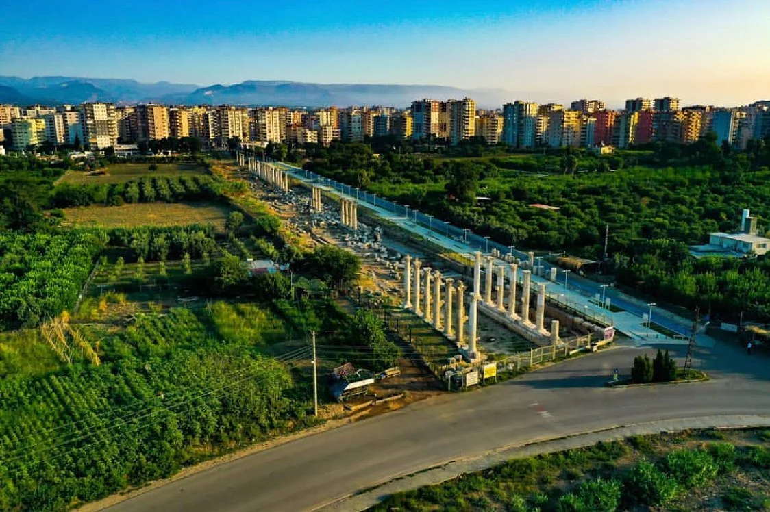 Tarihi Güzellikler - Antik Sütunlar ve Modern Manzara! Antik sütunlar, modern şehir manzarası ve yeşil alanlar arasında bir kompozisyon.