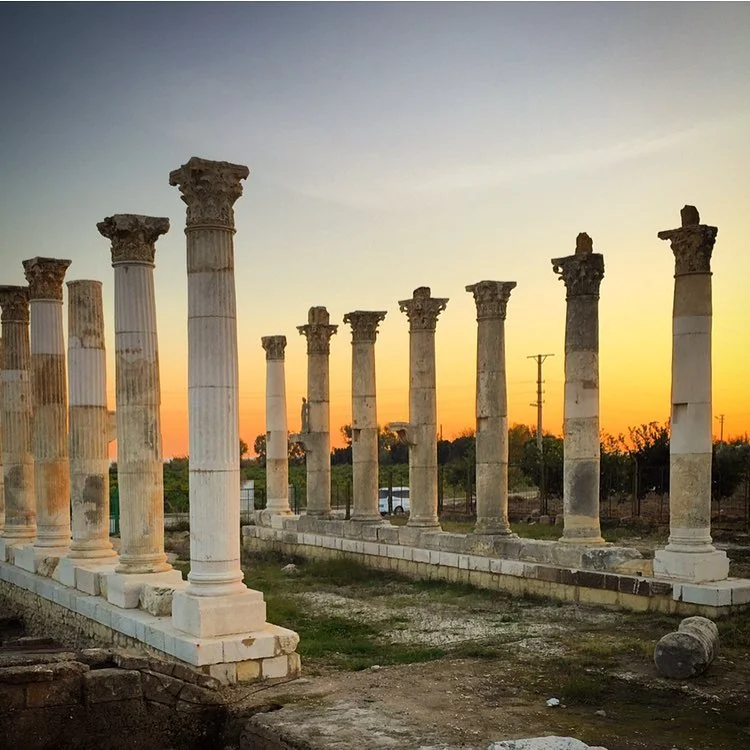 Soli Pompeipolis Antik Kenti'nin Tarihi Sütunları Antik sütunlar ve gün batımında tarihi manzara.