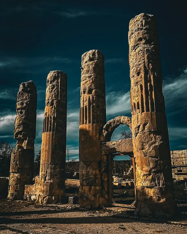 Antik Kalıntılar - Uzuncaburç'ta Tarihin ve Doğanın Dansı Uzuncaburç'taki antik kalıntılar, yüksek sütunlar ve dramatik gökyüzü ile mistik bir atmosfer sunuyor.