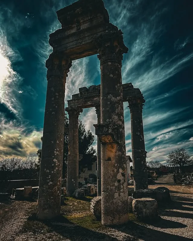 Uzuncaburç'taki Tarihi Yapı Kalıntıları Eski yapının kalıntıları, büyük sütunlar ve dramatik gökyüzü ile mistik bir atmosfer sunuyor.