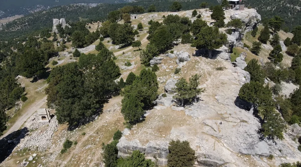 Tarihin Kalbinde, Doğa Harikası! Yeşil ağaçlar ve dağların kucakladığı Gülek Kalesi! Yeşil ağaçlarla kaplı tepe ve arka planda dağlar, terkedilmiş yapılar görünmekte.