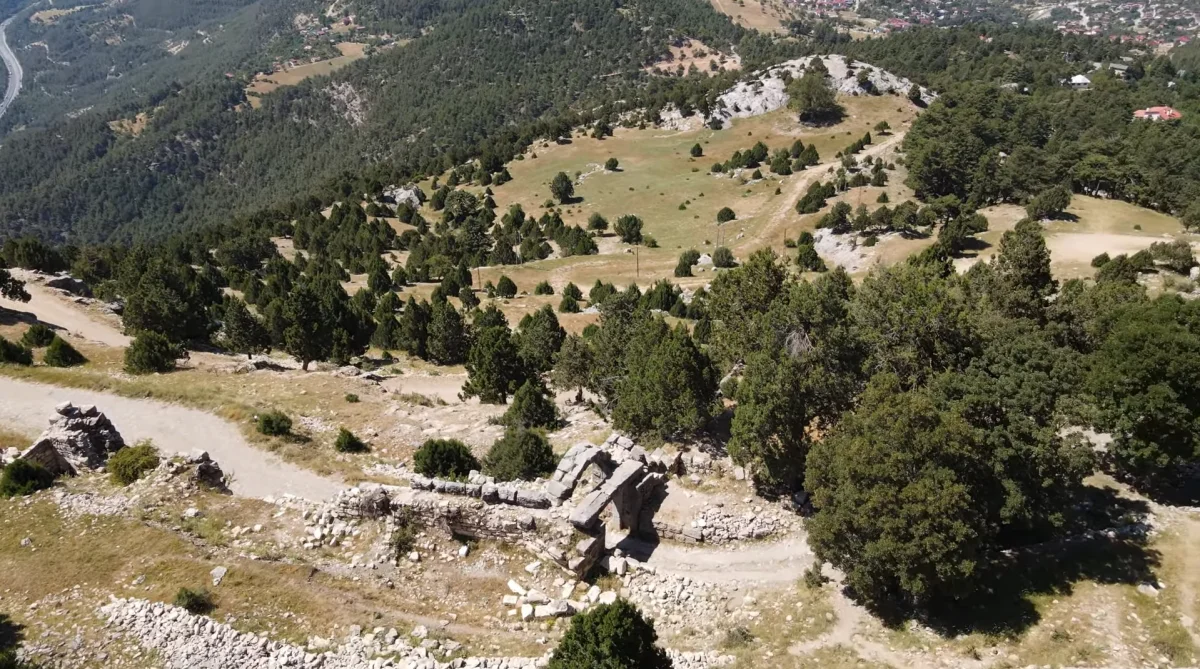 Gülek Kalesi - Dağlık Alanda Yeşil ve Tarih Bir Arada Dağlık alanda yeşil ağaçlar ve tarihi kalıntılarla dolu manzara.