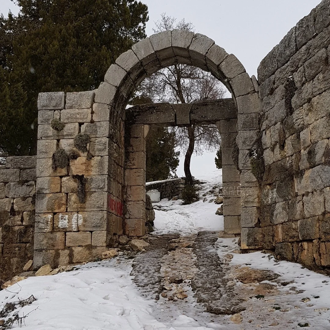 Kış Manzarasıyla Tarihi Bir Yapı - Gülek Kalesi'nin Taş Kapısı Karla kaplı zeminde büyük bir taş kapı ve yanındaki taş duvarlar