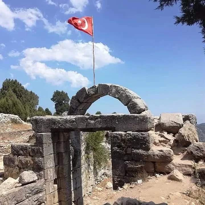 Gülek Kalesi - Tarihi Taş Yapının İzleri, Türkiye Bayrağıyla Birlikte Tarihi taş yapı, kemer ve Türkiye bayrağıyla huzur veren bir manzara.