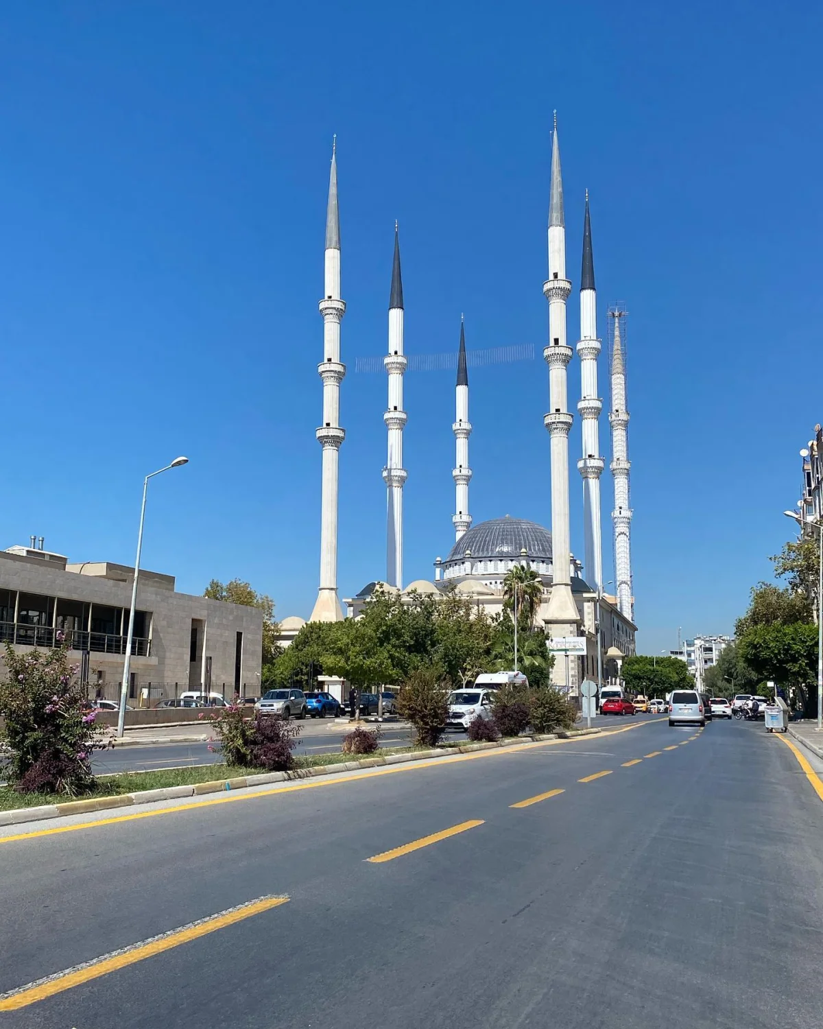 Modern Şehirdeki Tarihi Yapı - Muğdat Camii'nin Yüksek Minareleri ve Büyük Kubbeleri Geniş caddede yer alan Muğdat Camii, yüksek minareleri ve büyük kubbesiyle dikkat çekiyor.
