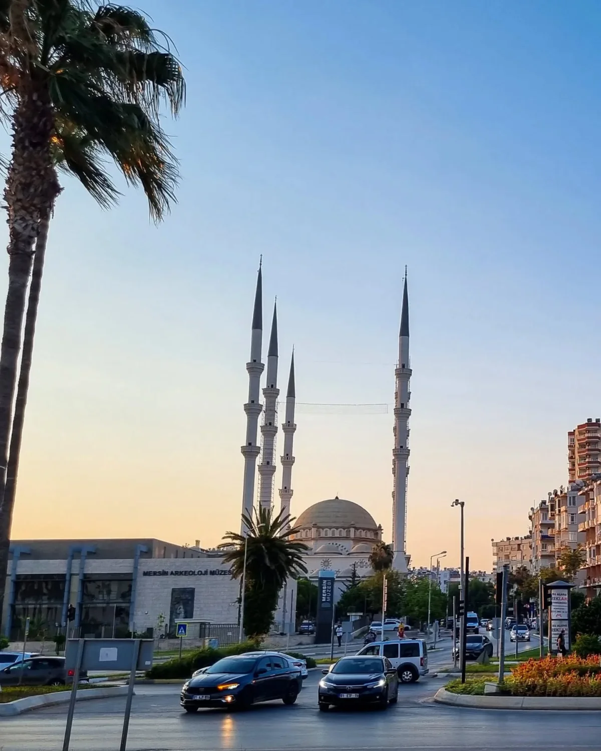Gün Batımında Muğdat Camii - Tarih ve Modernizmin Dansı! Güneşin batışında Muğdat Camii ve çevresindeki kentsel manzara