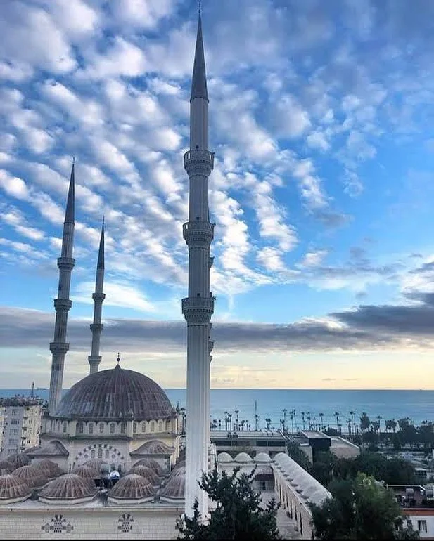 Denizle Buluşan Muğdat Camii - Tarih ve Manzara Bir Arada! Zarif minareleri ve büyük kubbesiyle Muğdat Camii, deniz manzarasıyla birleşiyor.
