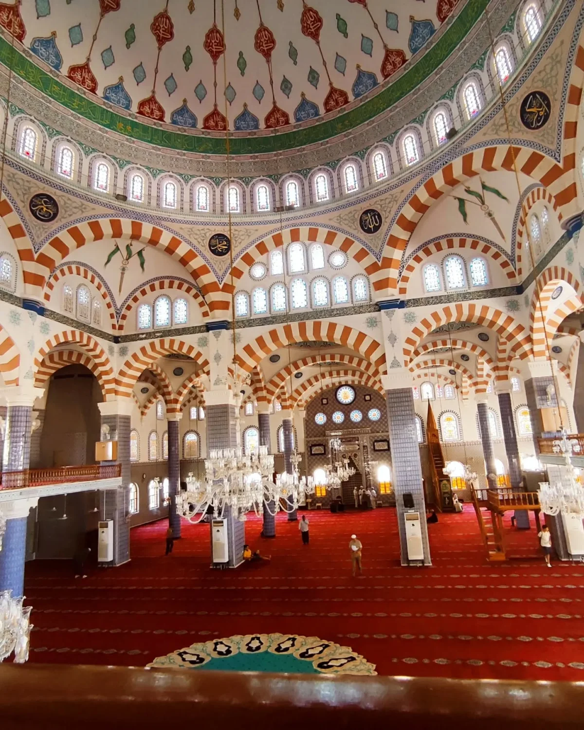 Muğdat Camii - İhtişamlı İç Mekân ve Osmanlı Zarafeti! Muğdat Camii'nin iç mekanında renkli tavan ve Osmanlı motifleri