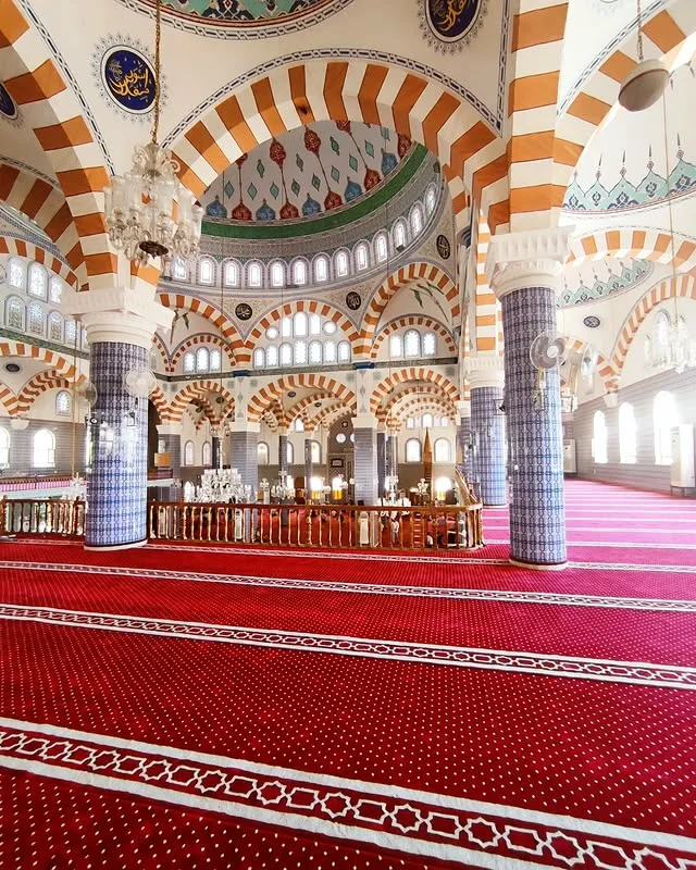 Muğdat Camii'nin İç Mekanı! Zarif Sütunlar ve Desenler Muğdat Camii'nin yüksek tavanı, zarif sütunları ve renkli desenli tavanı dikkat çekiyor.