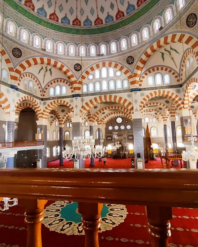 Muğdat Camii'nin İç Mekanı - Kemerler ve Işık Dolu Avlu! Görkemli cami iç mekanında yüksek kemerli sütunlar ve ışık dolu avlu.