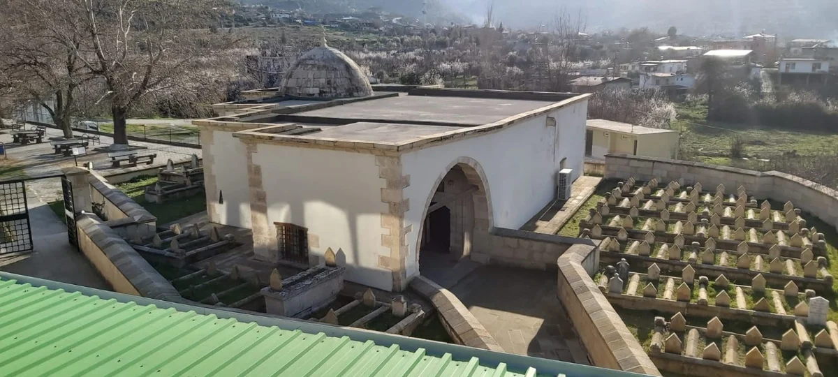 Zeyne Türbesi - Kubbeli Tarihi Yapı ve Huzurlu Bahçe: Doğa ve Tarih İç İçe! Açık renk taşlarla inşa edilmiş kubbeli tarihi yapı ve çevresindeki bahçe.
