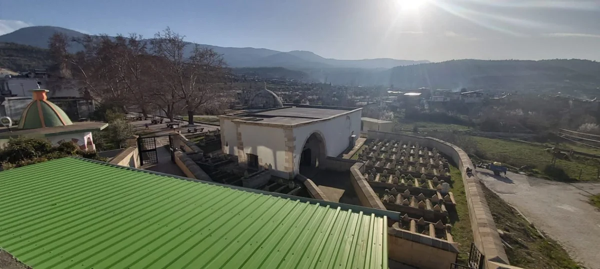 Zeyne Türbesi - Yeşil Çatı ve Huzurlu Tepe: Tarihi Bir Duruş! Yeşil çatı ve tarihi yapıların bulunduğu huzurlu bir tepe manzarası
