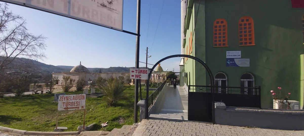 Zeynel Abidin Türbesi ve Çevresi - Tabelalar ve Doğa Manzarası Zeynel Abidin Türbesi'ne yönlendiren tabelalar ve yeşil doğa manzarası