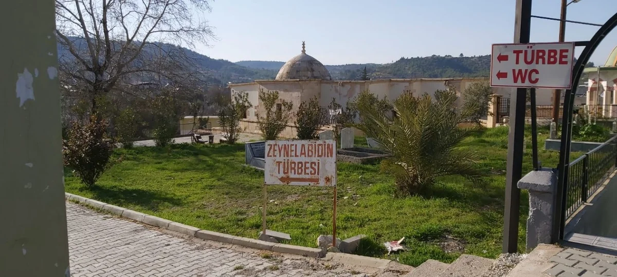 Doğanın Kucağındaki Tarih - Zeynelabidin Türbesi Zeynelabidin Türbesi'nin ön görünümü, yeşil alanda kubbesiyle yer alıyor.