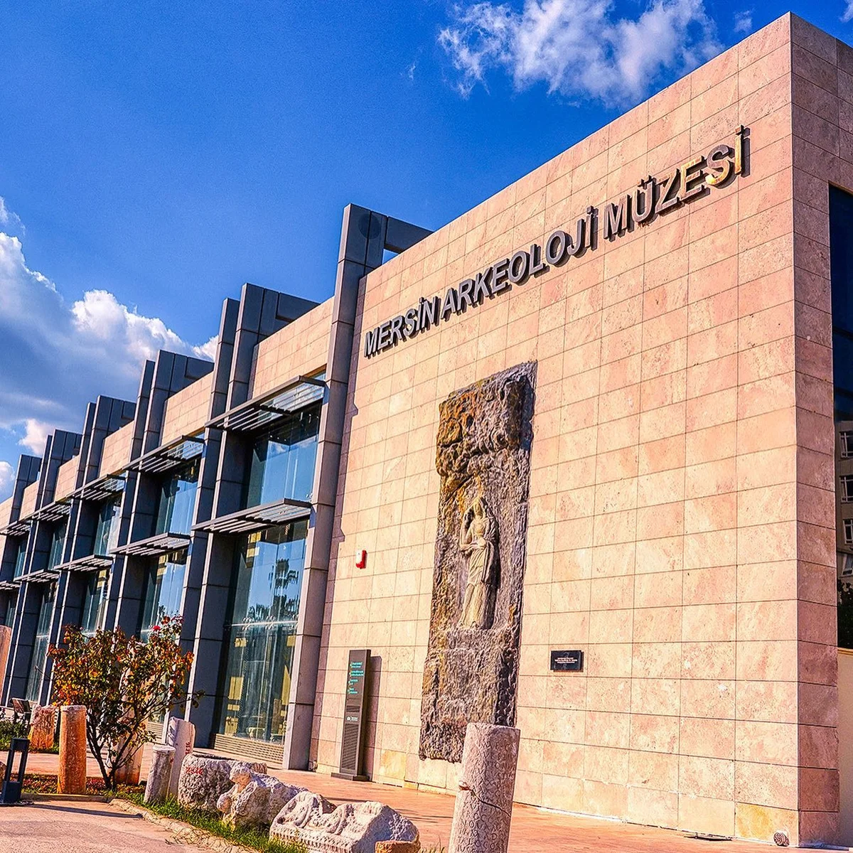 Antik Eserlerle Buluşma Noktası: Mersin Arkeoloji Müzesi'nin Modern Cephesi! Mersin Arkeoloji Müzesi'nin modern dış cephesi, geniş camlar ve rölyef ile