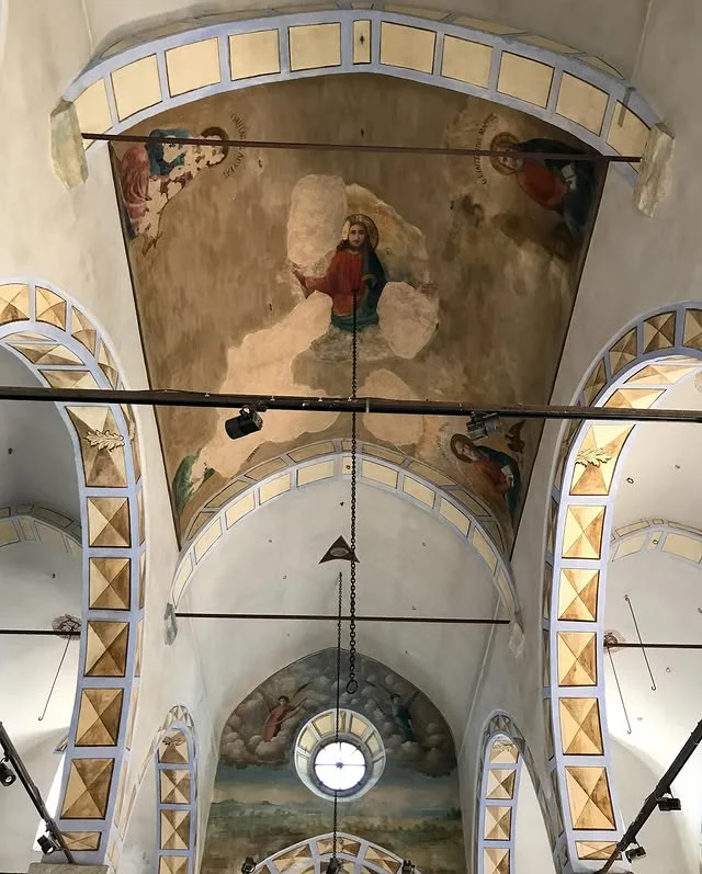 Büyüleyici İç Mekan - Freskler ve Sarkıtlarla Işıldayan Tarih! Dini figürlerin freskleri ve sarkıt lambalarla aydınlatılan etkileyici bir kilise iç mekanı.