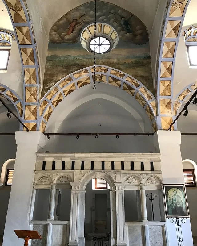 Eşsiz Kilise İçi - Kemerlere ve Mermer Apsise Yakından Bakış! Kilisenin iç mekanında, kemerli tavan ve mermer apsis yapısı detaylarıyla aydınlatma.