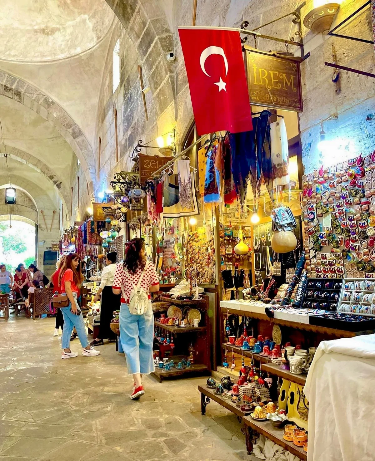 Tarihi ve Kültürel Zenginlik! Taş işçiliği ve el sanatlarıyla dolu kapalı çarşı Tarihi kapalı çarşıda taş işçiliği ve el sanatları ürünleri sergileniyor.
