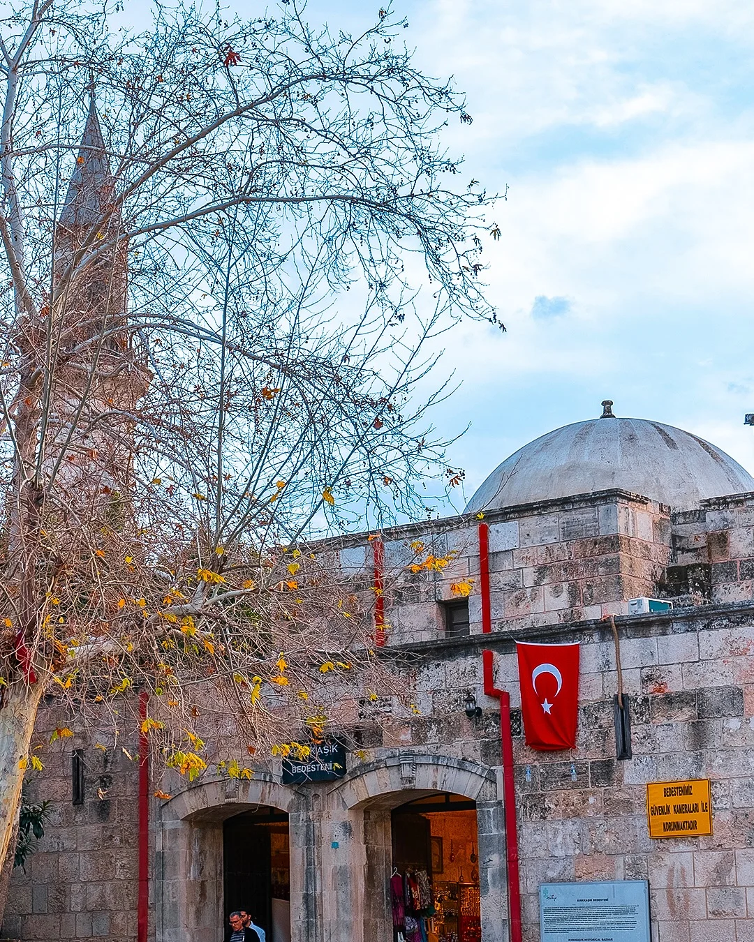 Tarihi Güzellik - Kırkkaşık Bedesteni'nin Zarif Girişi! Tarihi Kırkkaşık Bedesteni'nin giriş kısmı, taş duvarlar ve kubbe ile görüntüleniyor.