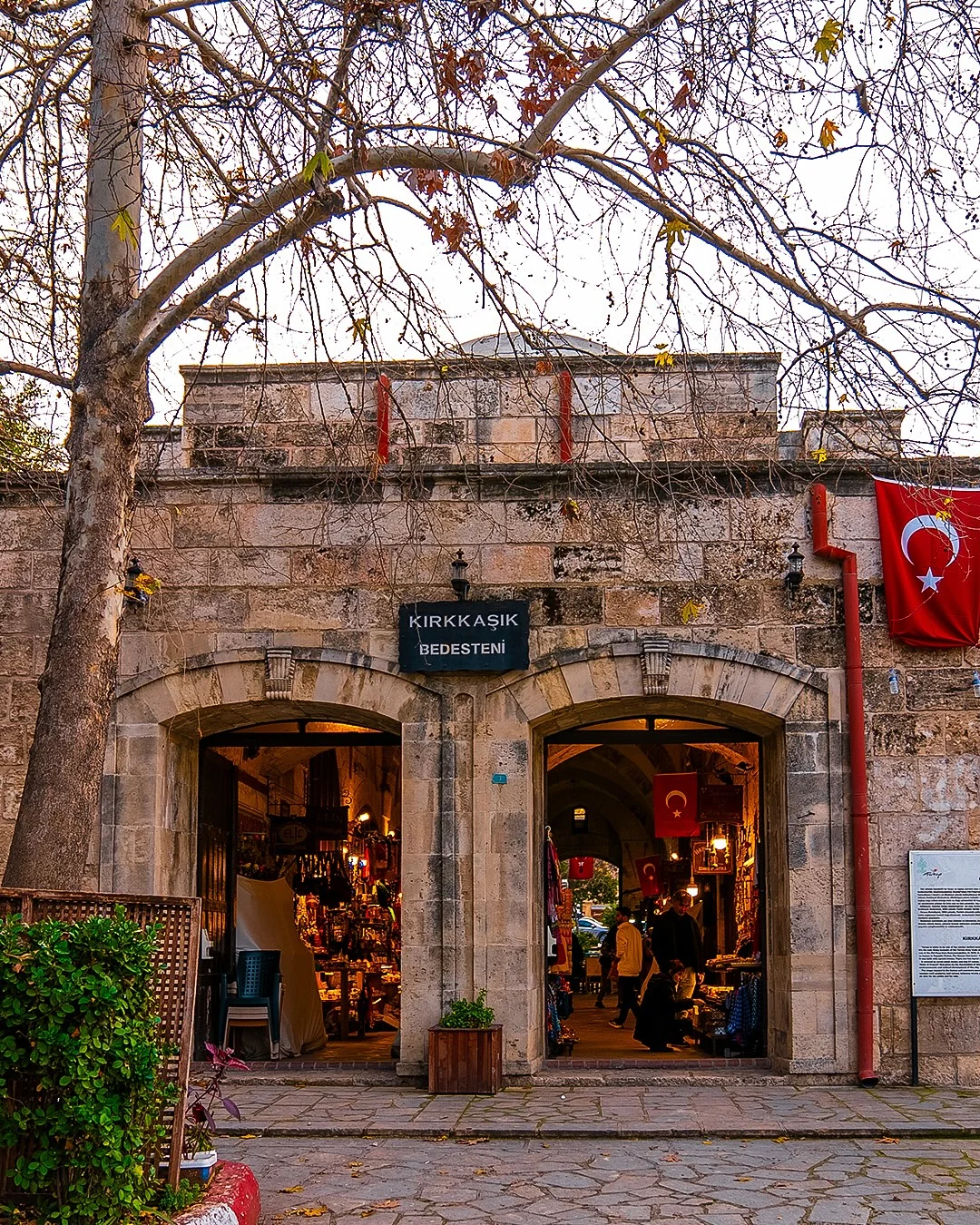 Alışveriş Keyfi - Kırkkaşık Bedesteni'nin Girişindeki Canlılık! Kırkkaşık Bedesteni'nin girişindeki kapılar ve çevresindeki hediyelik dükkanlar