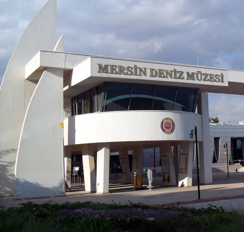 Modern Mimari ve Deniz Teması - Mersin'in İncisi! Mersin Deniz Müzesi'nin modern binası, beyaz cephe ve geniş cam pencerelerle çevrili.