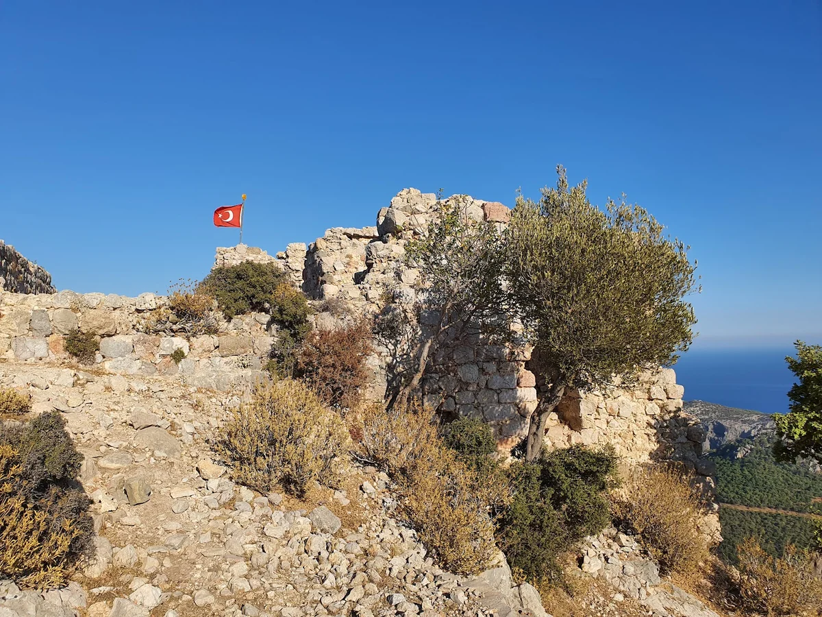 Denizin Yanında Tarihin İzleri: Silifke Kalesi Manzarası Deniz manzarasına sahip tepe üzerindeki Silifke Kalesi kalıntıları ve mavi gökyüzü.