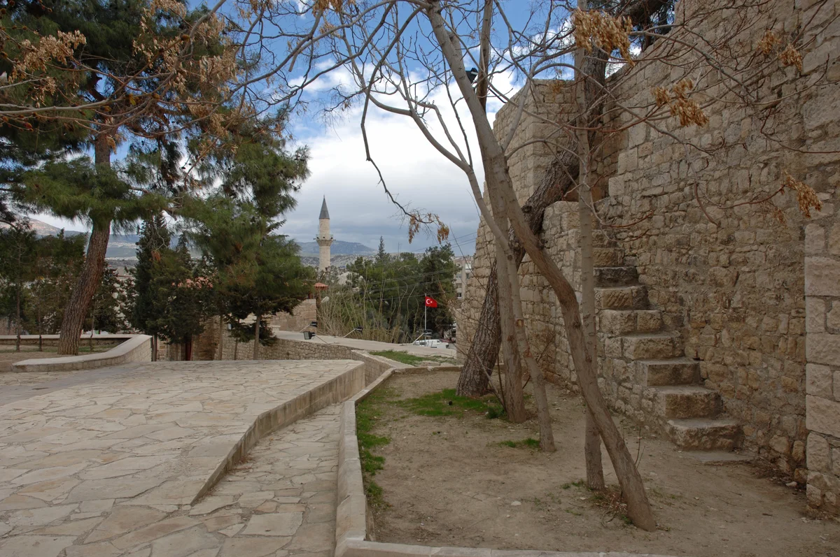 Silifke Kalesi ve Çevresindeki Doğal Manzara - Tarihi Yolculuk! Taş döşeli yürüyüş yolundan görünen Silifke Kalesi ve çevresindeki doğal manzara.