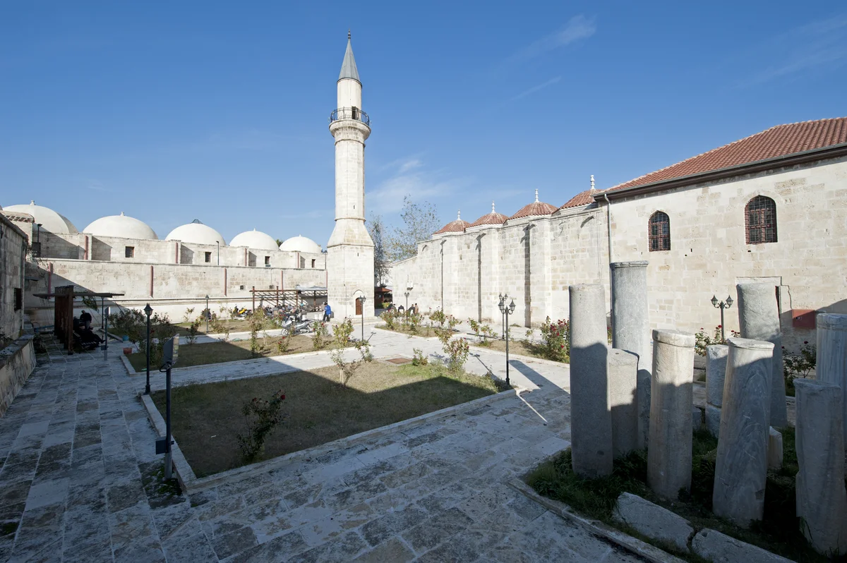 Tarsus Ulu Camii'nin Tarihi Avlusu - Yeşil Alan ve Taş Sütunlar! Tarsus Ulu Camii avlusunda yeşil alan ve taş sütunlar görülmektedir.