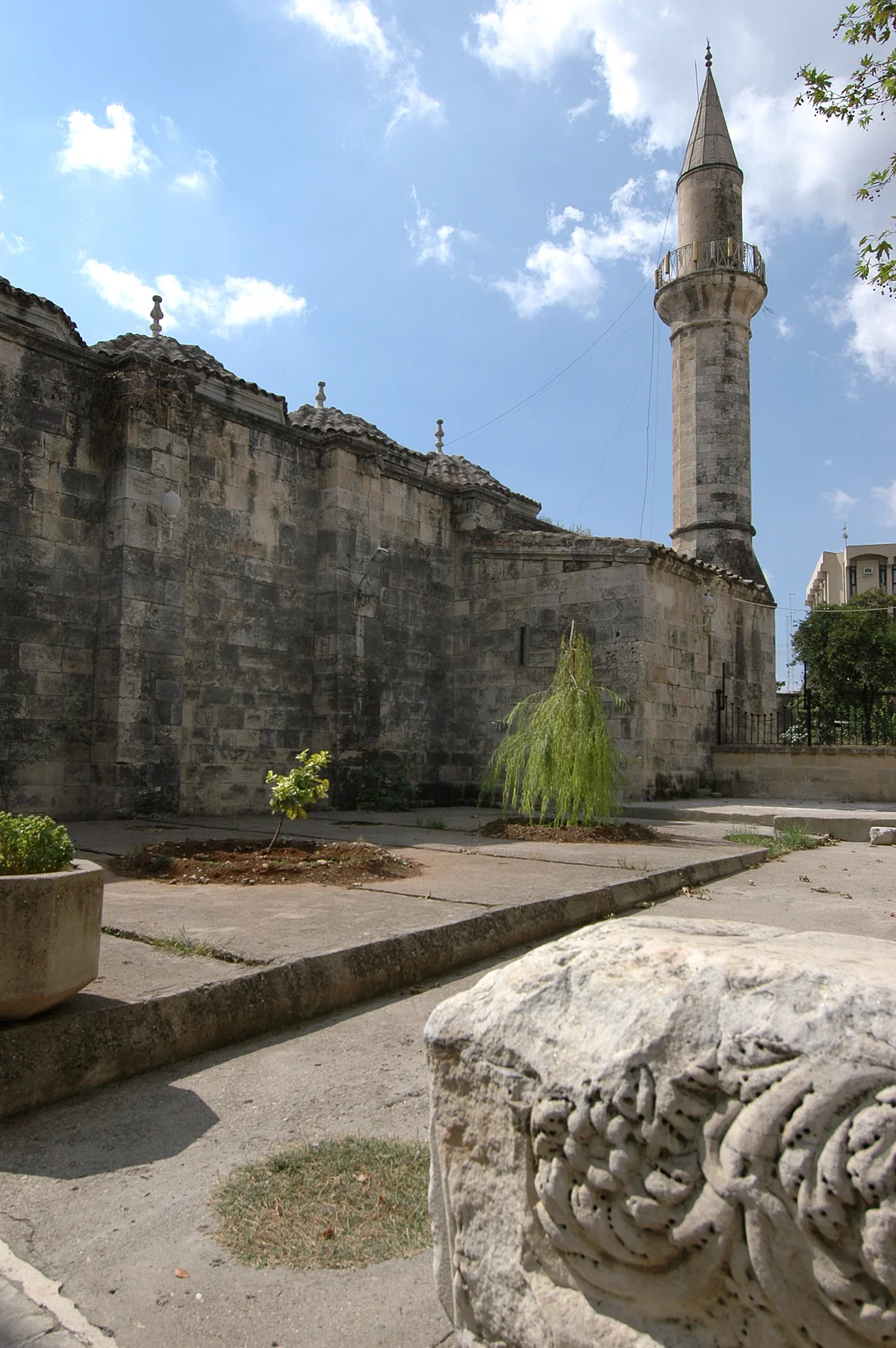 Tarsus Ulu Cami'nin Tarihi Güzellikleri! İnce Uzun Minare ve Taş Yapılar Tarsus Ulu Cami avlusunda ince uzun minare ve taş yapılar