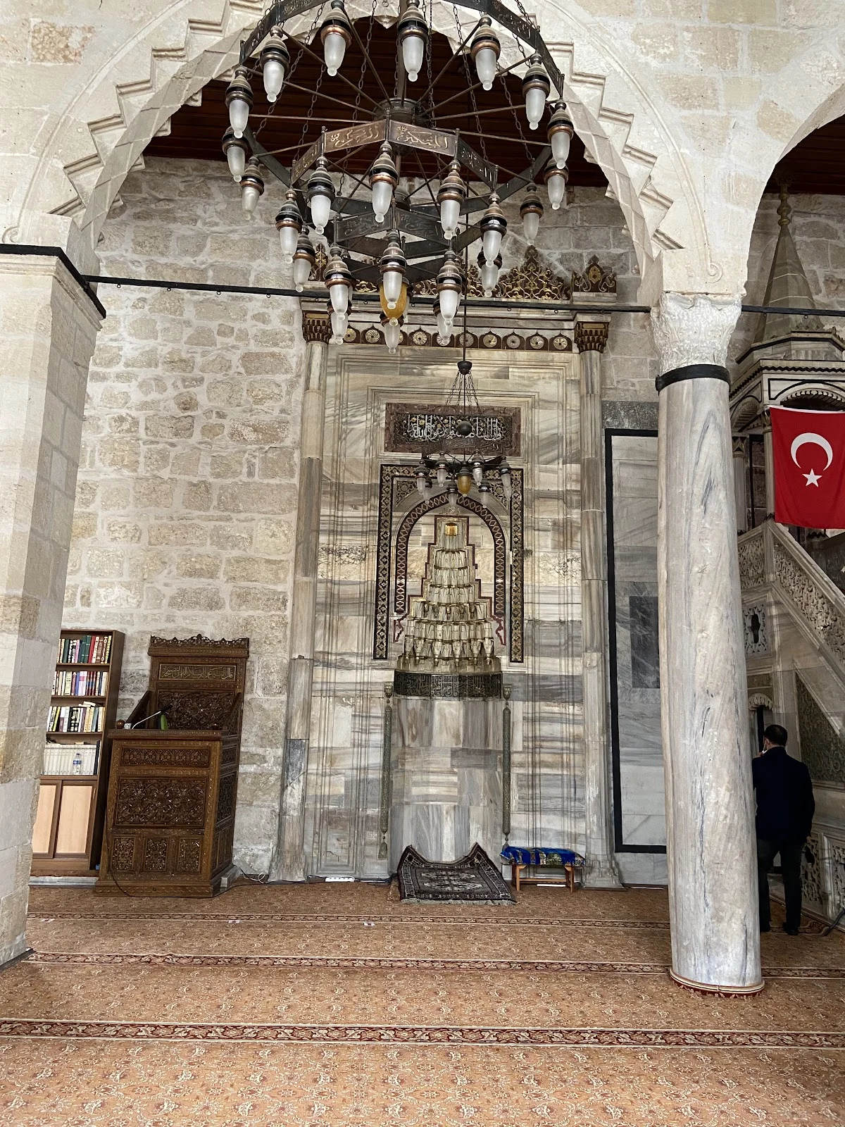 Tarsus Ulu Camii'nin İç Kısmı - Taş İşçiliği ve Estetik Detaylar! Tarsus Ulu Camii'nin iç kısmında taş işçiliği ve zarif mimari detaylar gözlemleniyor.