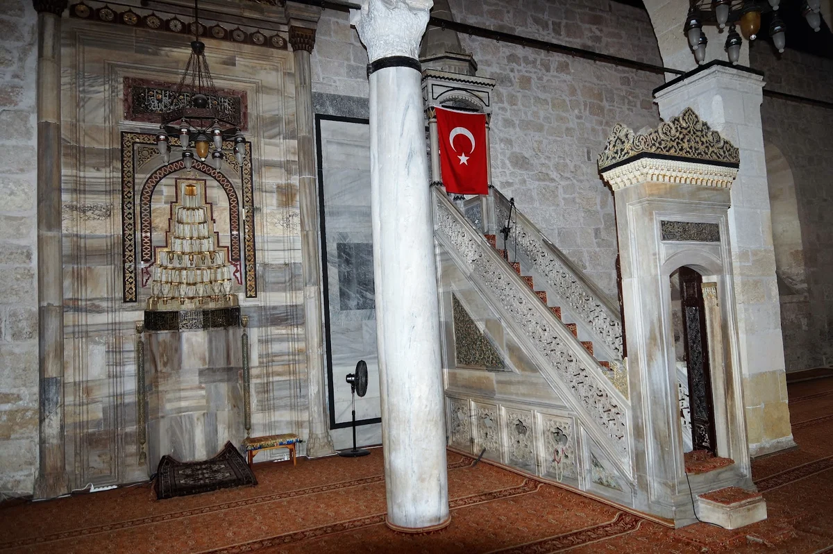 Tarsus Ulu Cami'nin İç Mekânı - Detaylı Mihrab ve Sütunlar! Tarsus Ulu Cami'nin iç mekanında detaylı mihrabın ve sütunların görüntüsü.