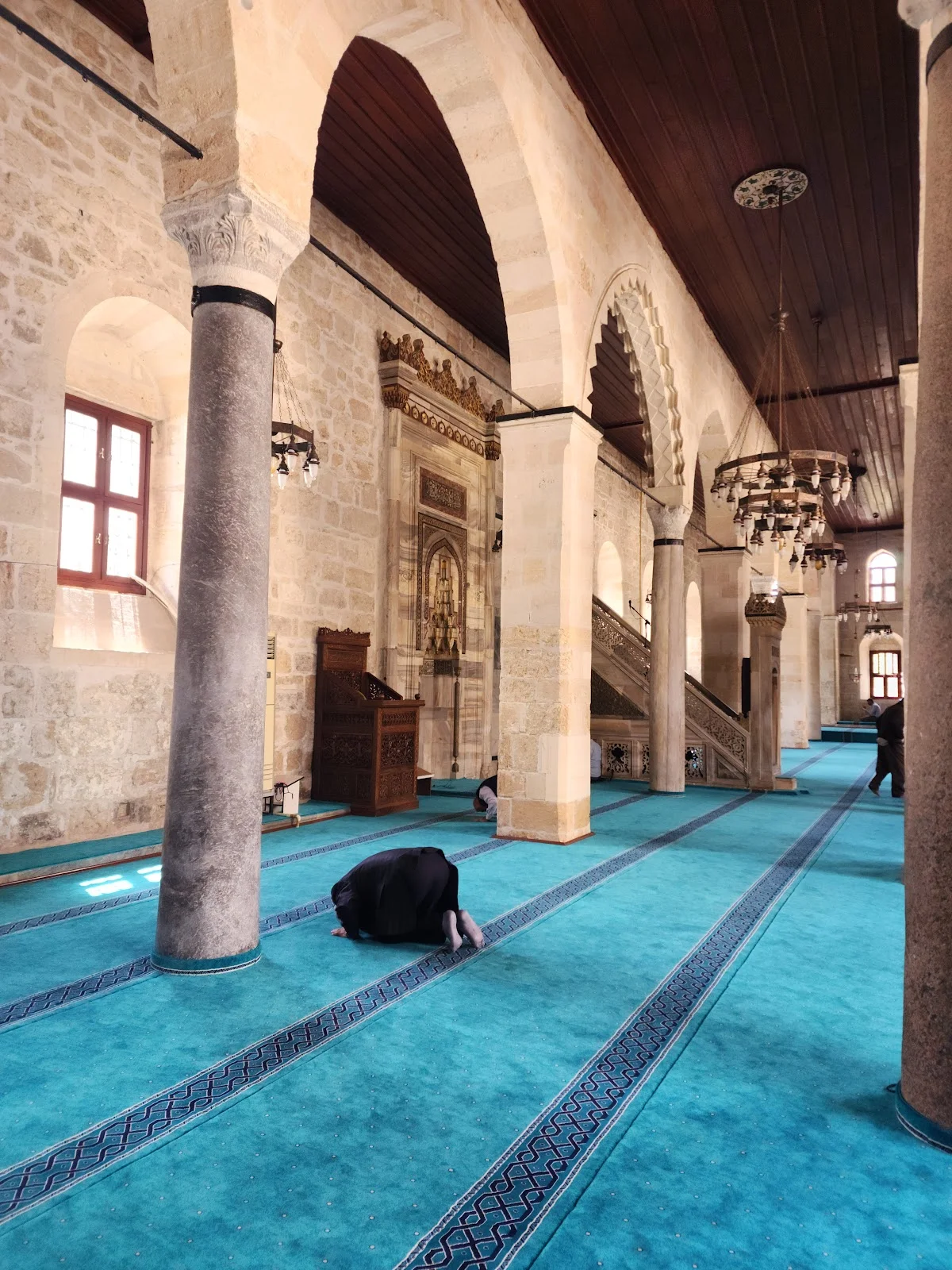 Tarsus Ulu Cami'nin İç Mekânı - Ahşap Detaylar ve Doğal Işık! Geniş ve aydınlık cami iç mekânı, ahşap detaylar ve doğal ışıkla zenginleştirilmiş.