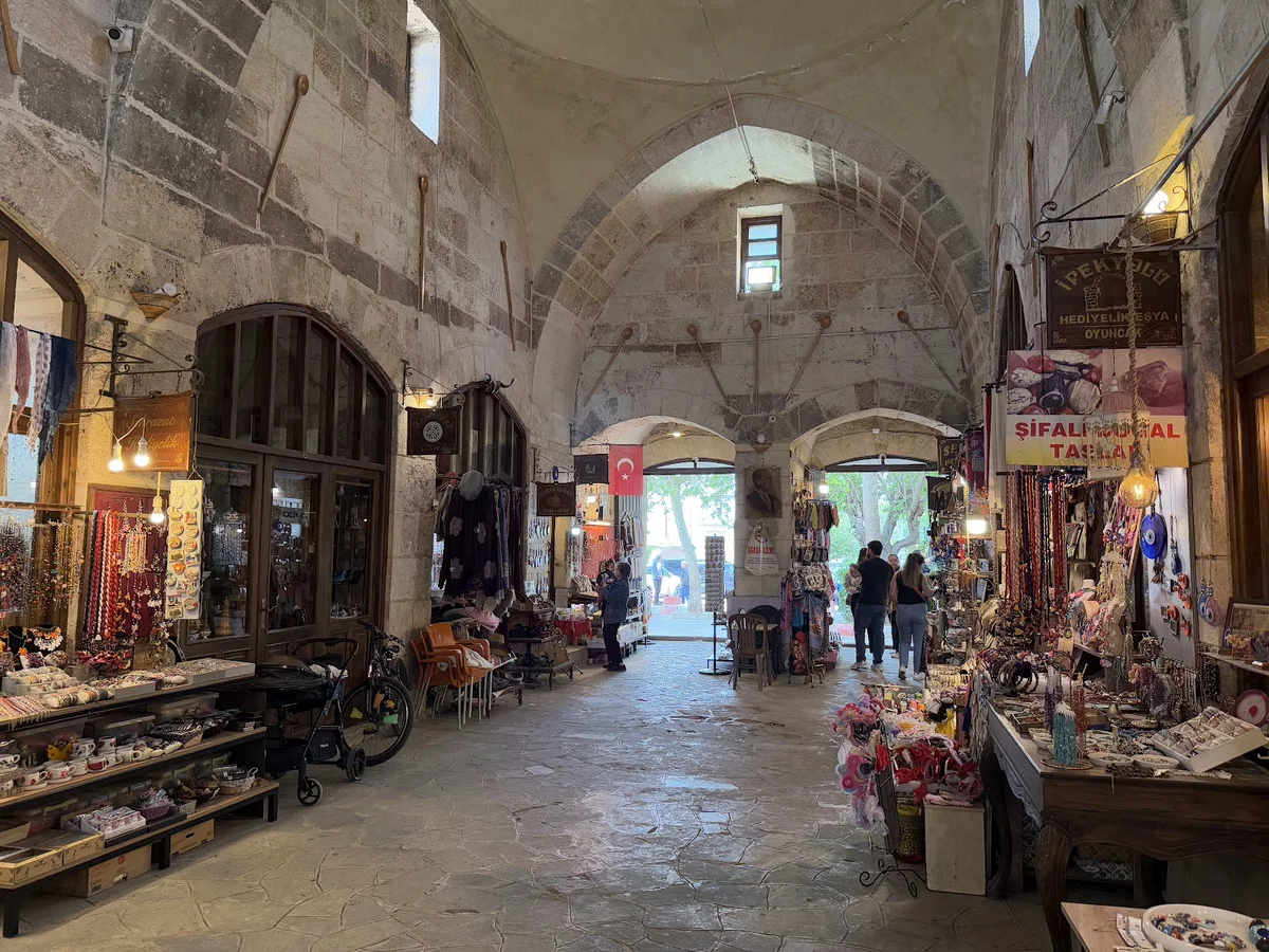Tarsus Ulu Cami ve Yerel Kapalı Çarşı - Alışveriş Atmosferi ve Tarihi Doku! Tarihi kapalı çarşıda hediyelik eşyaların sergilendiği dükkanlar ve alışveriş yapan ziyaretçiler.