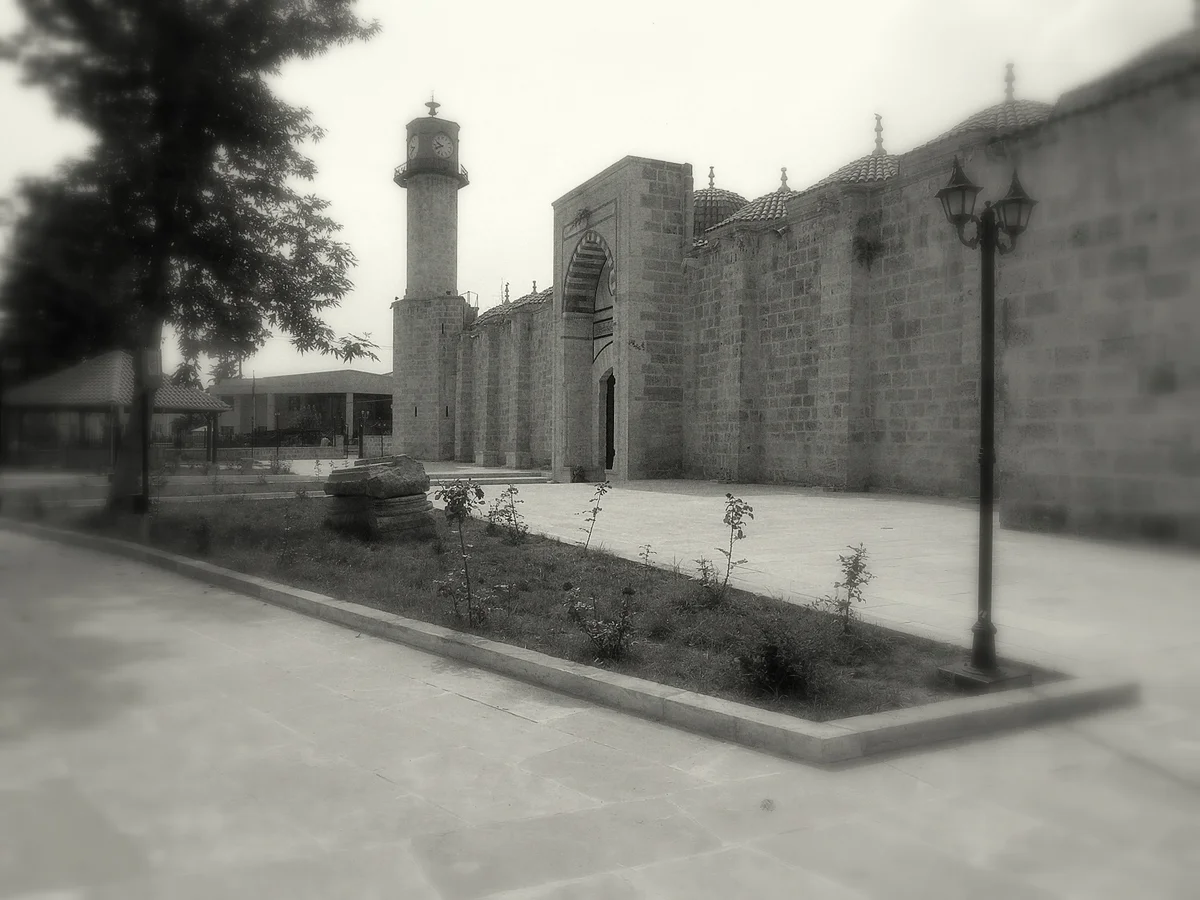 Tarsus Ulu Camii: Tarihi ve Nostaljik Bir Manzara - Saat Kulesi ve Duvar! Tarsus Ulu Camii'nin tarihi duvarı ve yükselen saat kulesi, nostaljik bir atmosfer sunuyor.