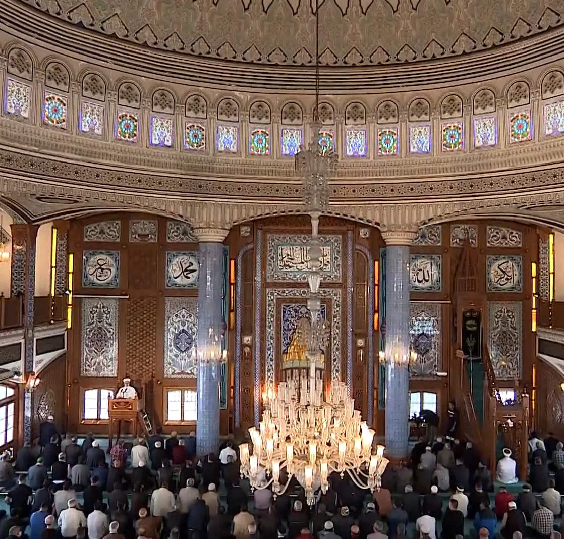 Ulu Camii'nin İç Mekanı - Bizans'tan Osmanlı'ya: Sanat Tarihinde Yolculuk! Yüksek kubbeli caminin iç mekanında kalabalık topluluk dua etmekte.