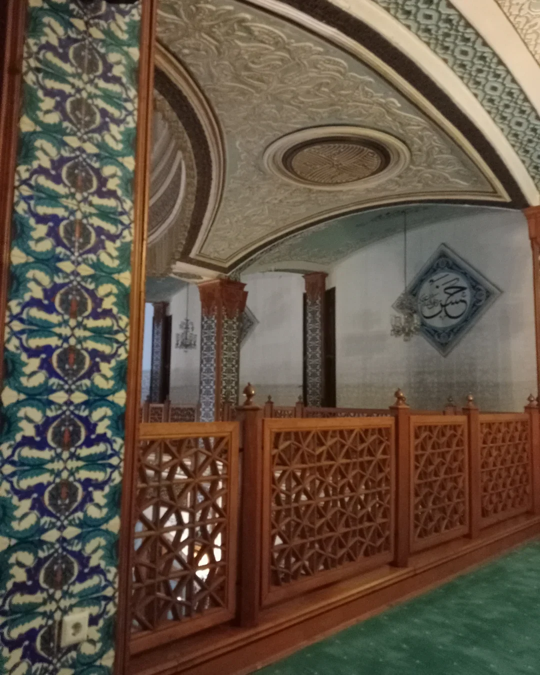 Ulu Camii'nin Tarihi İç Mekanı - Sanat ve Mimarlık Arasında Bir Yolculuk! Tarihi caminin iç mekanında süslü tavan, ahşap parmaklıklar ve mozaikler görünmekte.