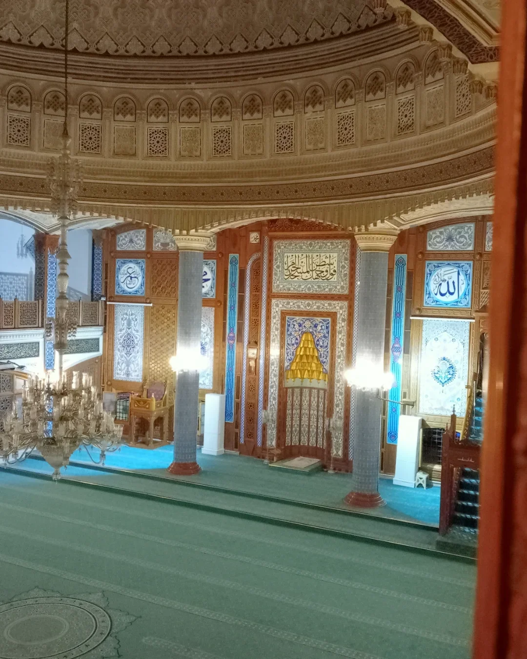Ulu Camii'nin Büyüleyici İç Mekanı: Sanat Tarihinin İzinde - Mersin'de Zamana Yolculuk! Zarif motiflerle süslenmiş tavan ve geleneksel hat sanatı ile dolu cami içi