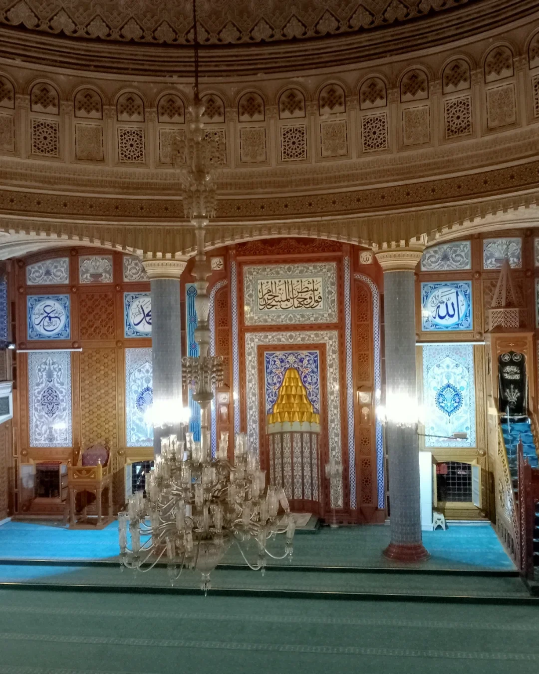 Ulu Camii'nin Zarif İç Mekanı - Sanat Tarihi ve İkonografinin Işığında Keşfet! Zarif Ulu Camii iç mekanında büyük avize ve Osmanlı motifleri.