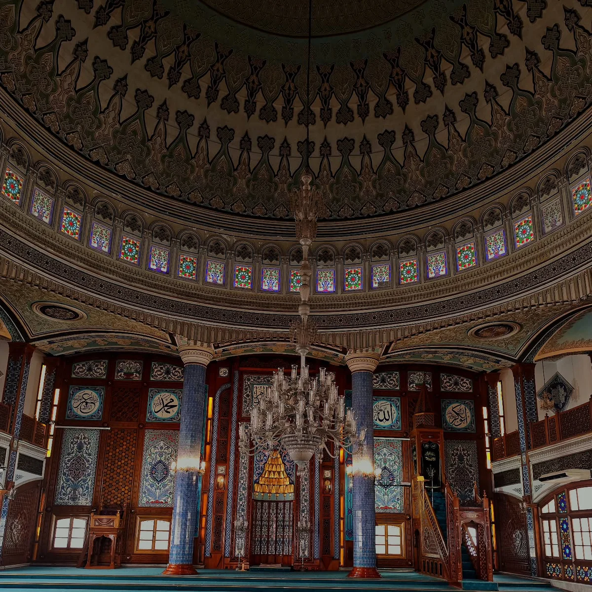 Ulu Camii'nin İhtişamlı İç Mekânı - Tarih ve Sanatın Kesişim Noktası! Göz alıcı avize ve zarif çini işçilikleriyle süslü cami iç mekanı
